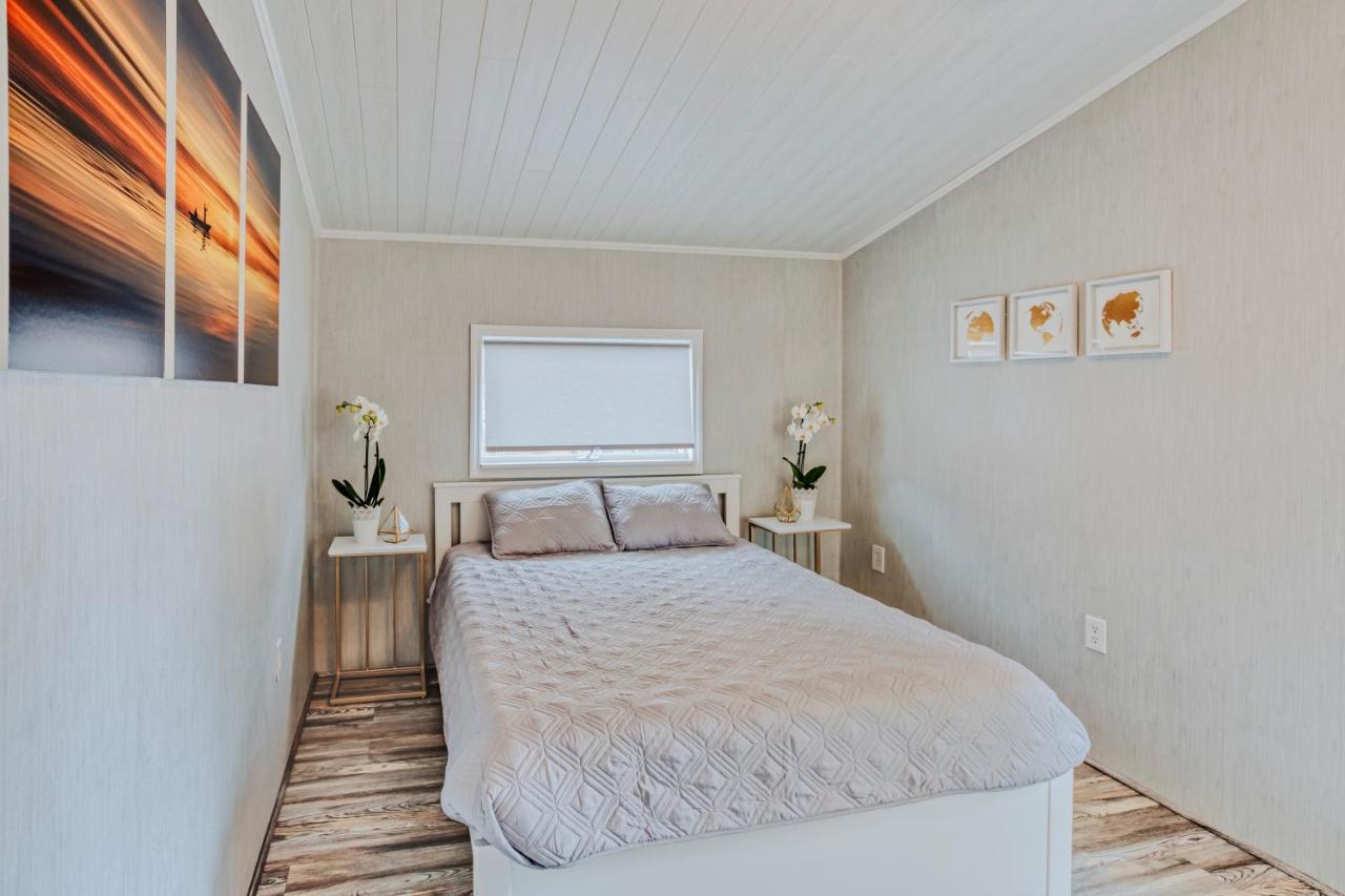 Modern & Cozy Stand-Alone Apartment - Perfect Stay Painted Post Exterior foto